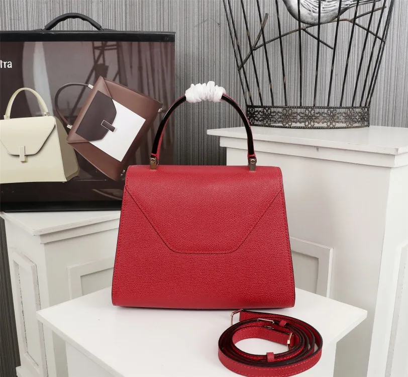 In stock👉Original small size big red👉Valextra Valextra Iside, known as Italian Hermès, is one of the most representative designs of Valextra. There is no obvious logo, but the simple collective line design is very recognizable, full of architectural art, and shows a capable and intellectual style. It is made of imported palm-print lining cowhide, with up to five stitches of handwork, and the shiny oil edges test the skill of the craftsman. Small size: 22Cm